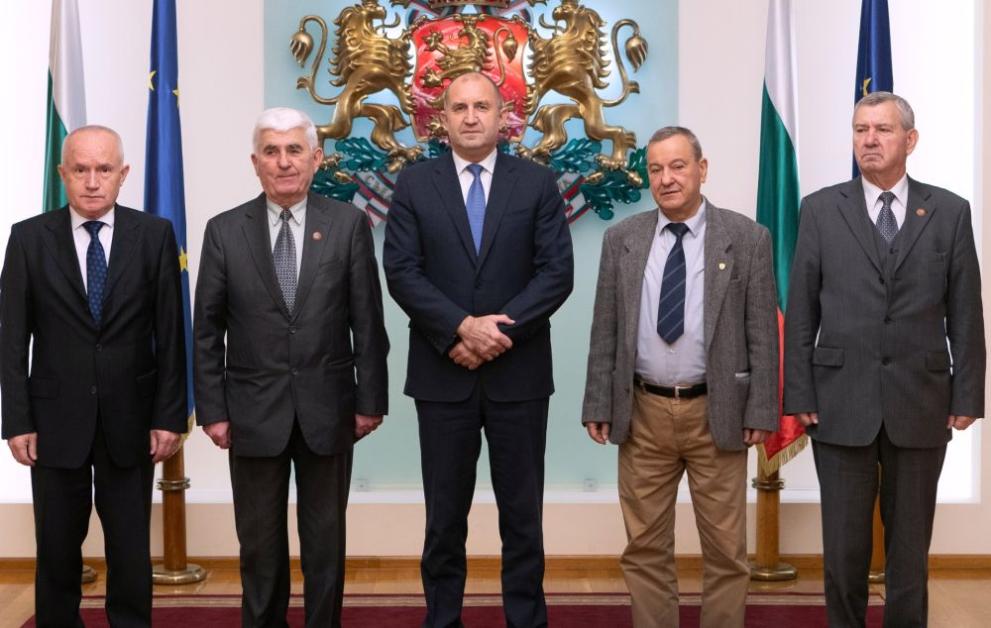 Политиците не трябва да губят връзка с Българската армия, за
