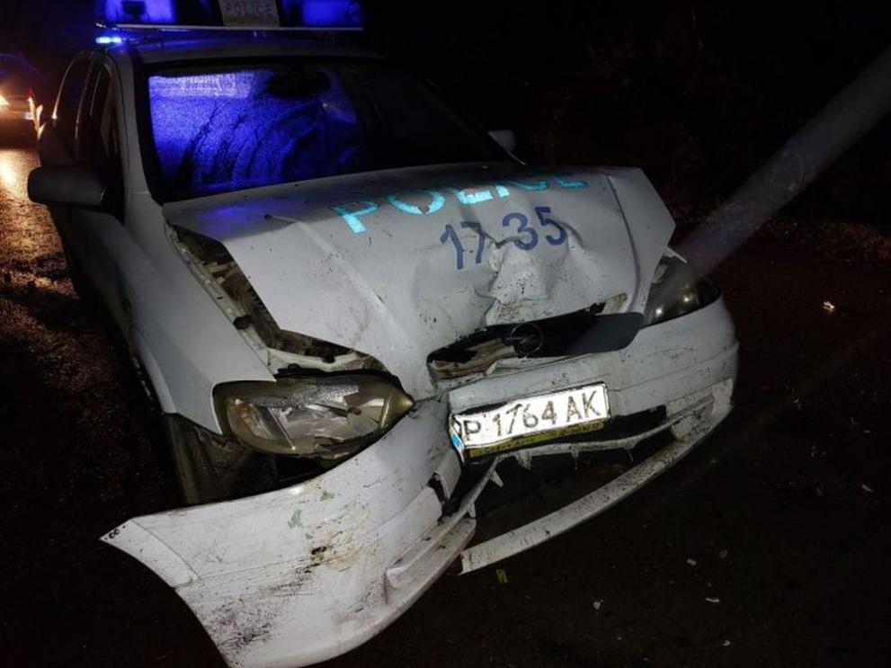 Снимка: След гонка: Шофьор без книжка предизвика зрелищна катастрофа с патрулка в Разград
