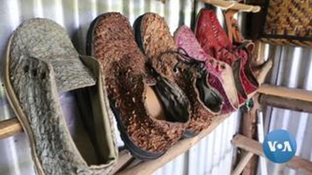 Майстор от Кения създава обувки и аксесоари от рециклирана рибена