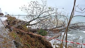 Откъсна се настилка от крайбрежната алея във Варна и повали