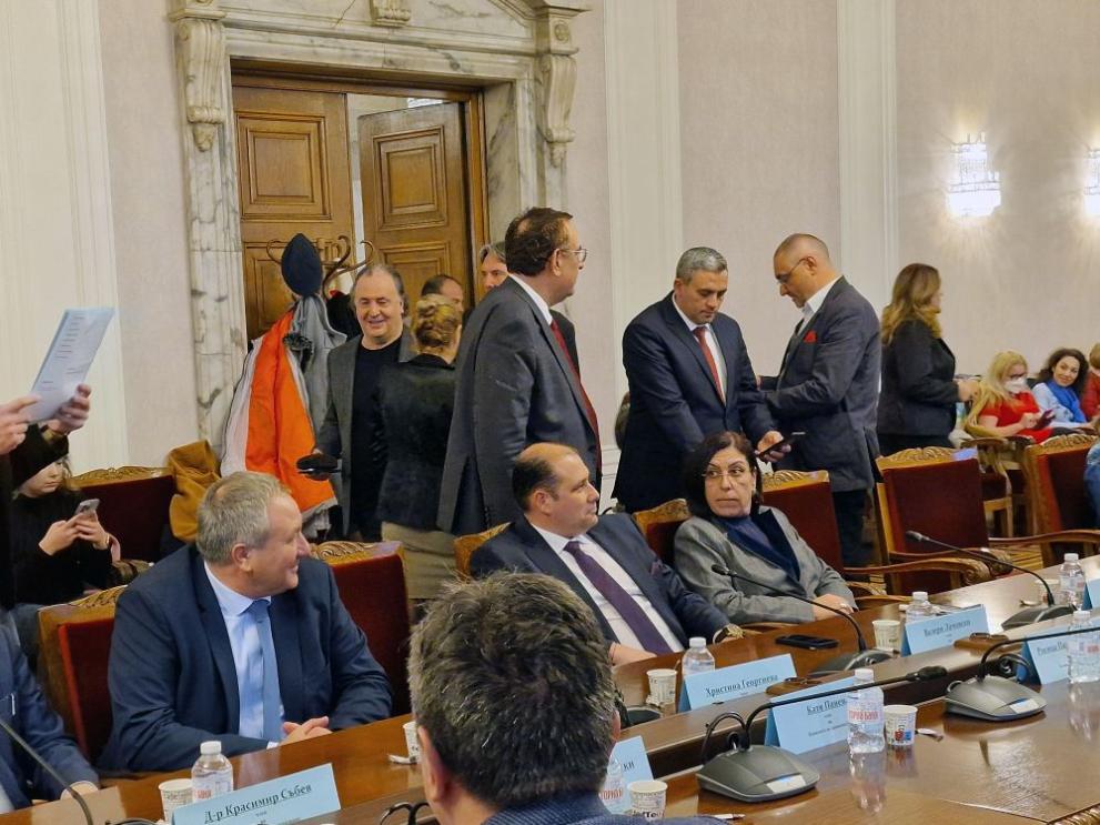 Със 10 гласа за“, с три – против“ и четири