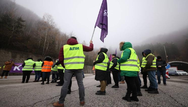 протест КНСБ - БЛОКИРАТ Дунав мост!