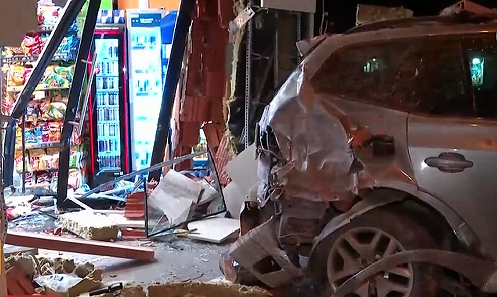 Кола се вряза в магазин в София, съобщава . Инцидентът