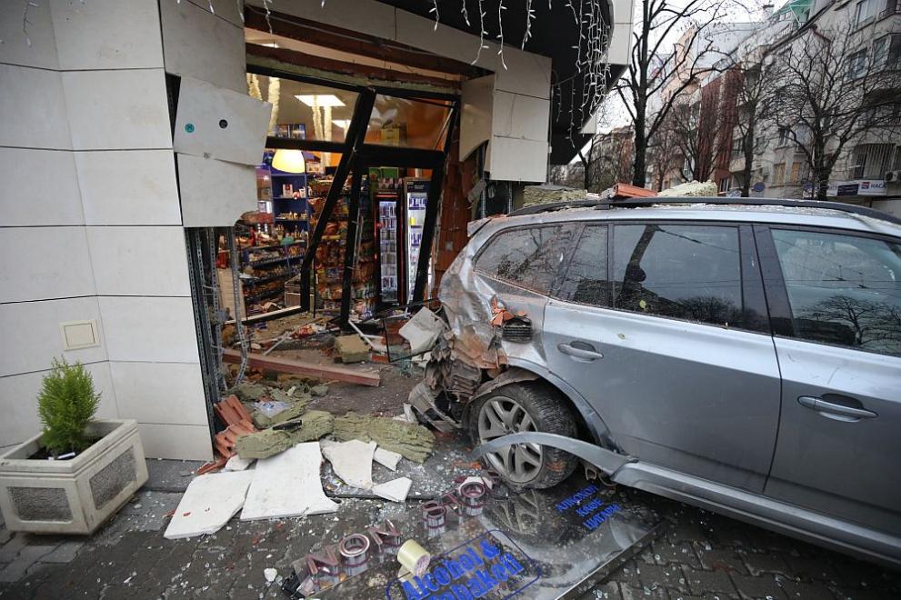 Кола се вряза в магазин в София, съобщава . Инцидентът