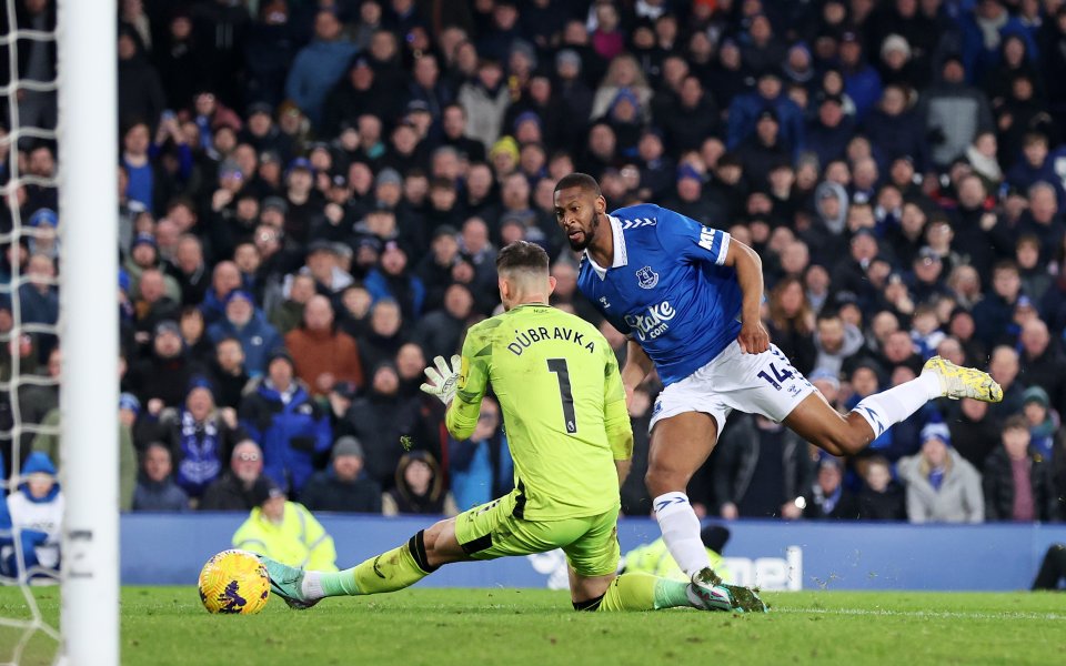 В четвъртък вечер Евертън победи Нюкасъл с 3:0, поднасяйки една