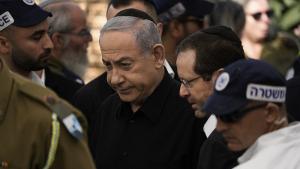 Израелският премиер Бенямин Нетаняху присъства на погребението в град Херцлия