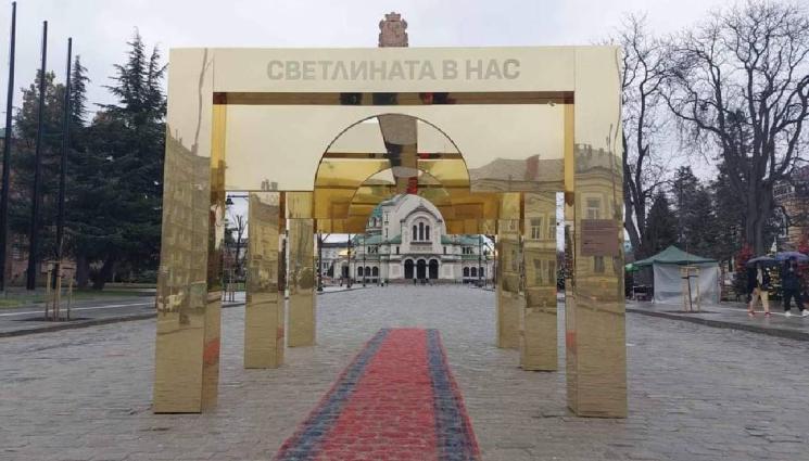 украса Невски - Махат златните арки пред „Ал. Невски“