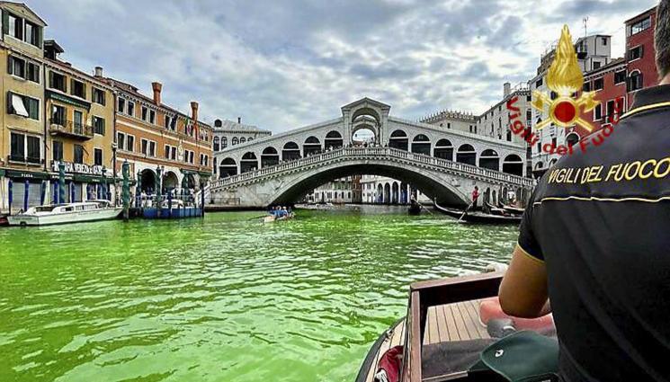 Венеция - НЕ МИРЯСВАТ: Екоактивисти боядисаха водите на Канале гранде в зелено! (СНИМКИ)