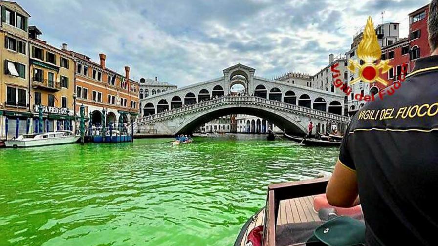 "Бунт срещу унищожението": Боядисаха зелена водата в Канале гранде във Венеция (ВИДЕО/СНИМКИ)