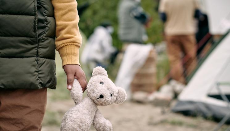 дете - ЗВЕРСТВО: 7-годишното бито и душено от повече от година от пастрока си!