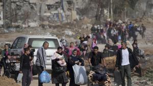 Израелските сили са задържали палестински цивилни главно мъже в Газа