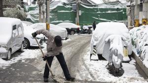 Снежни бури предизвикаха блокиране на пътища прекъсване на обществения транспорт