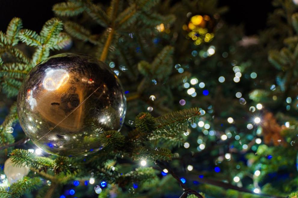 5-метров светещ Дядо Коледа носи празнично настроение на жителите на