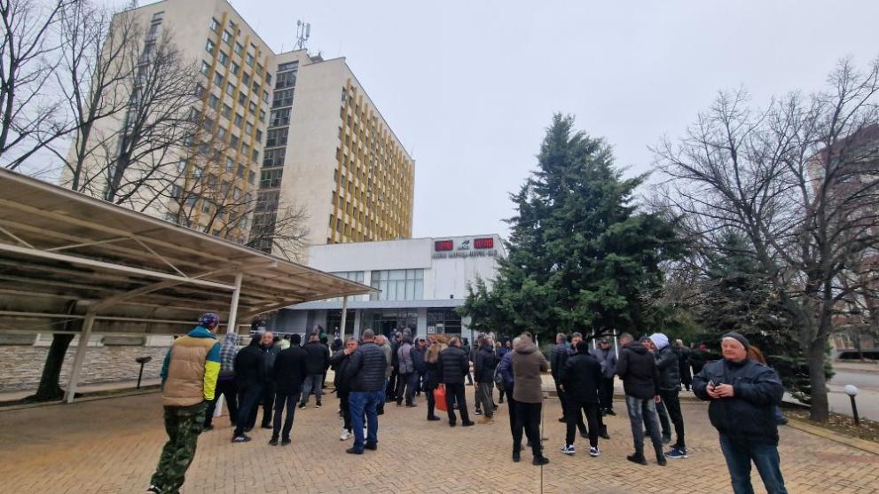 Работници на ,,Мини Марица Изток се събраха на символичен протест