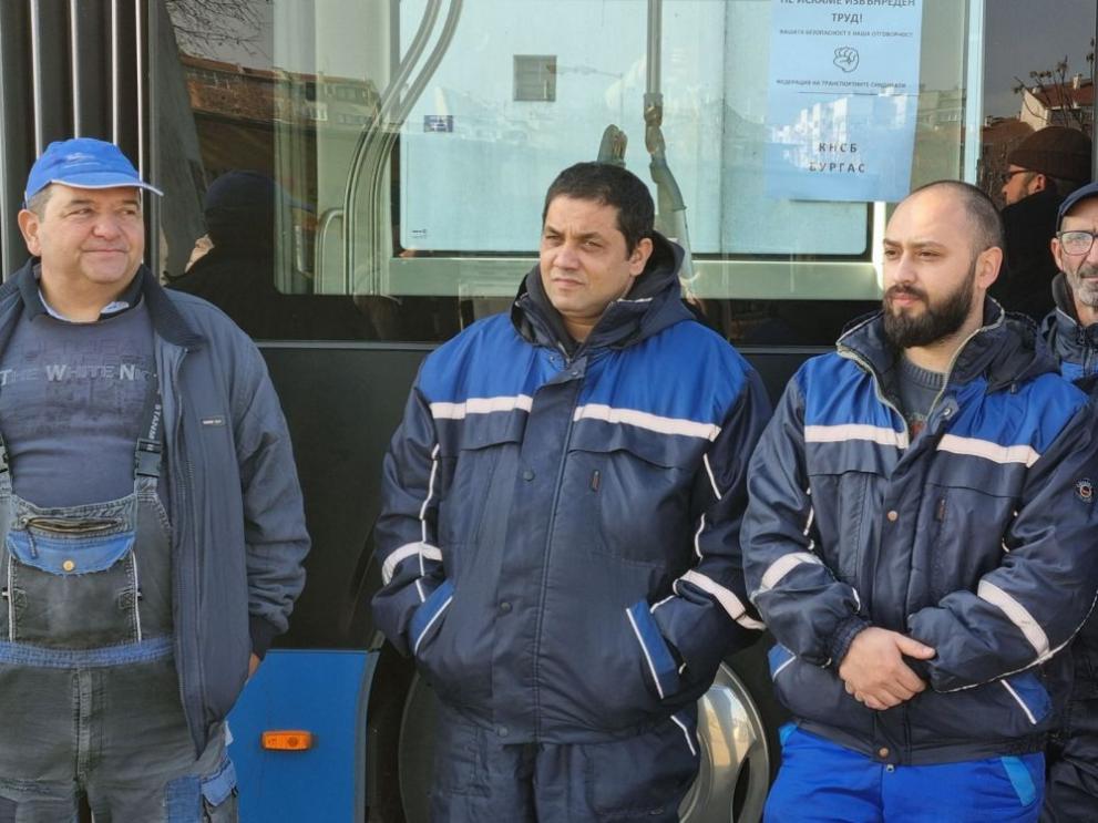 Символичен протест на служители на градския транспорт в няколко града.