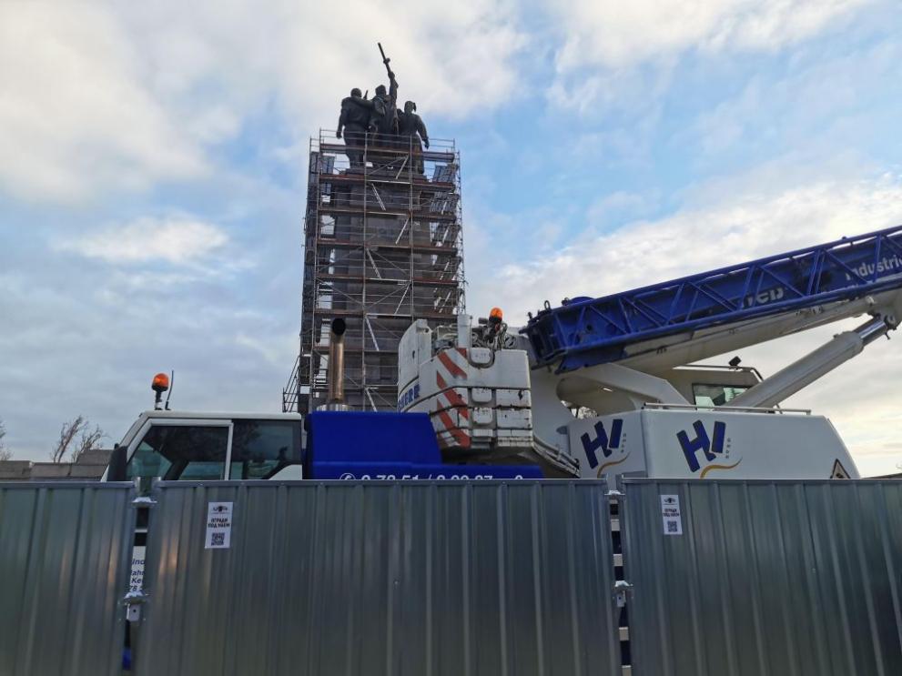 Тази сутрин започна демонтаж на паметника на Съветската армия в