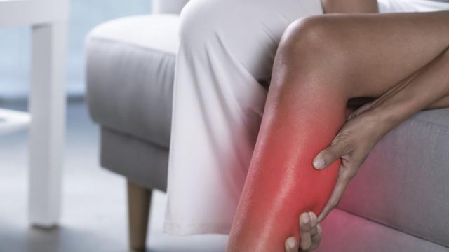 Крампите в краката сигнализират за висок холестерол 