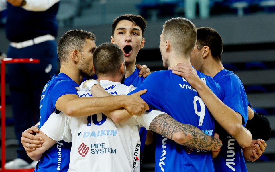 Хубава победа над Динамо Букурещ, зарадвала феновете в зала Левски