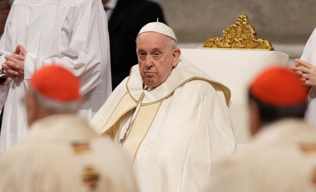 Папа Франциск е откаран в болница