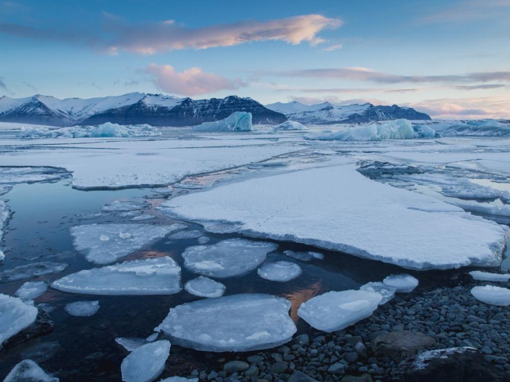 Учените предупреждават че размразяването на вечната замръзналост в Арктика може