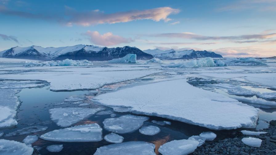 <p>Топенето на ледовете на Арктика може да освободи радиоактивен газ</p>