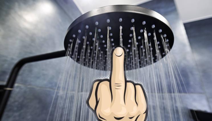 душ кукиш - Потни и кирливи: Забрана за къпане шашна футболистите на Барса и Жирона