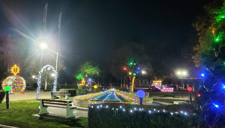 Сандрово коледа - КОЛЕДНО ВЪЛШЕБСТВО: Селски трактор грейна в светлини