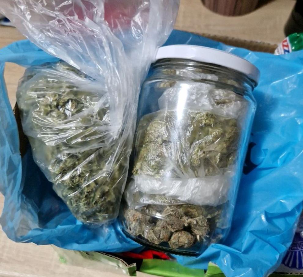 Иззеха над 100 грама марихуана в Харманли, съобщиха от полицията.