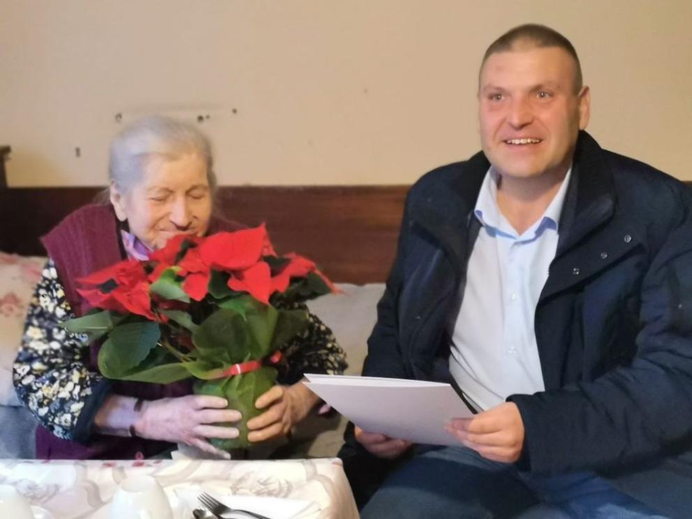 Кметът д-р Валентин Христов поздрави баба Марийка Парлапанова със 105-ия ѝ