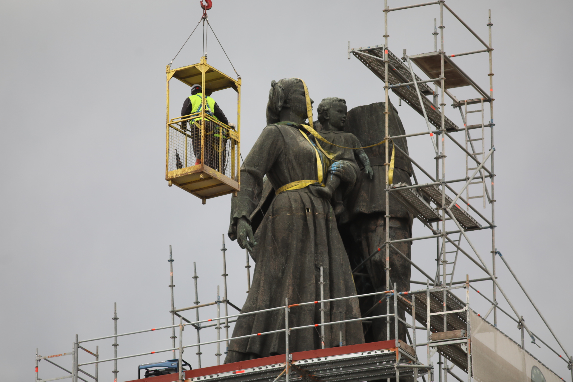 <p>Демонтажът на Паметника на Съветската армия продължава под засилена полицейска охрана.</p>