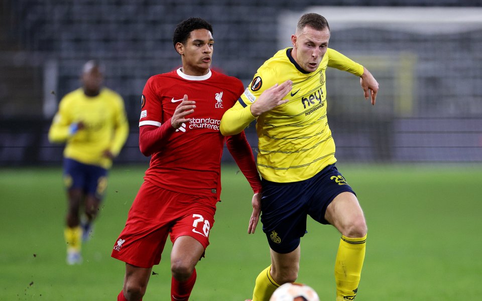 Роял Юнион и Ливърпул играят при резултат 2:1 в мач от