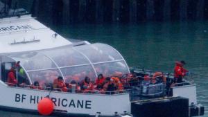Лодка превозваща над 60 мигранти се преобърна в Ламанша край