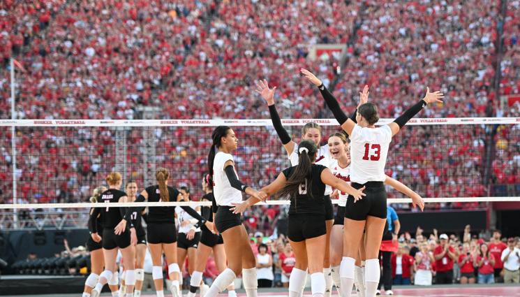 волейбол жени - ЧУДО НЕВИЖДАНО! Близо 20 000 души гледат колежански волейбол в САЩ!