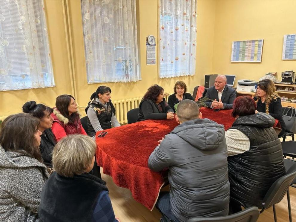 Учителите на детето, живяло в кокошарник твърдят, че не са