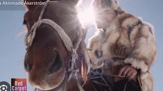  Светът на фотографията: Лола, която обича да изучава културата в дълбочина (ВИДЕО)