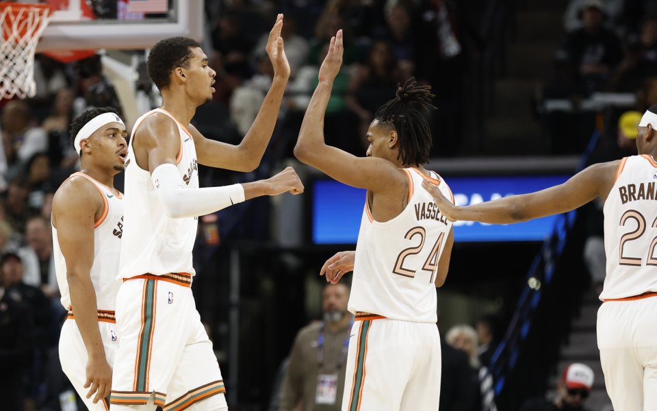 Сан Антонио Спърс прекъсна серията си от 18 поредни загуби