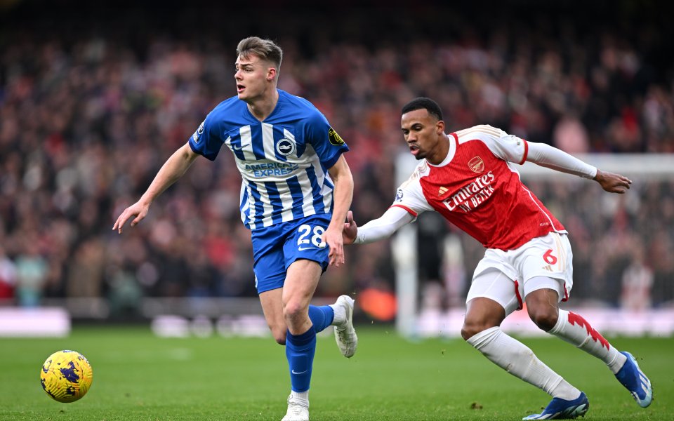 Арсенал продължава битката за титлата в Англия при гостуването си