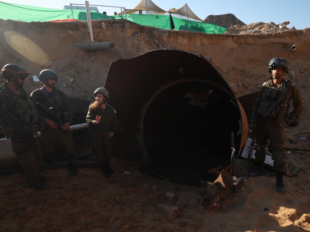 Израелската армия съобщи в неделя че е открила най големия тунел