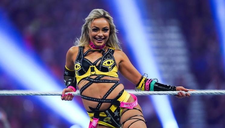 Liv Morgan - ЩРАКНАХА БЕЛЕЗНИЦИТЕ: Закопчаха мацка от кеча с трева