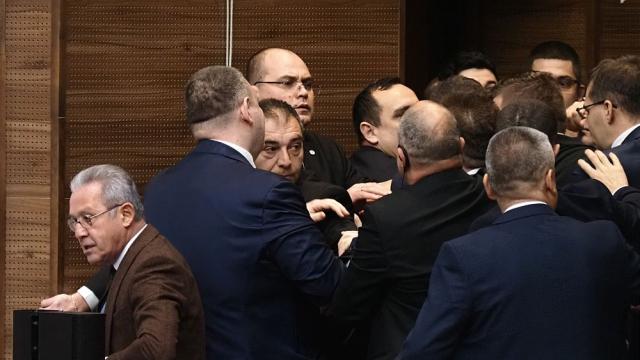 Бой в Народното събрание (ГАЛЕРИЯ)