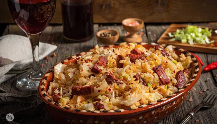 рецепти - Гответе с matekitchen.com: БГ класика - Зимна салата с кисело зеле и луканка (ВИДЕО)