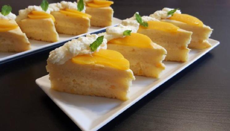 рецепти - ДЕСЕРТИ С КОМПОТ: Пастички с крем с маскарпоне, бадемов кейк с праскови или бърз чийзкейк