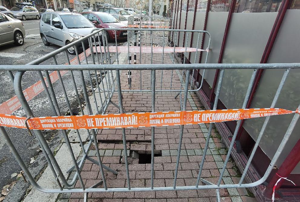 Дупка се отвори в тротоара на ключов булевард в центъра
