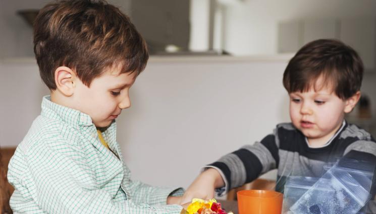 деца наркотици - БЕЗ ДА ИСКА: Хлапе надруса съученици с гумени мечета!