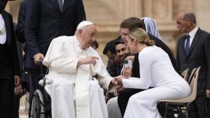 Ватиканът одобри благословии за еднополови двойки В същото време се