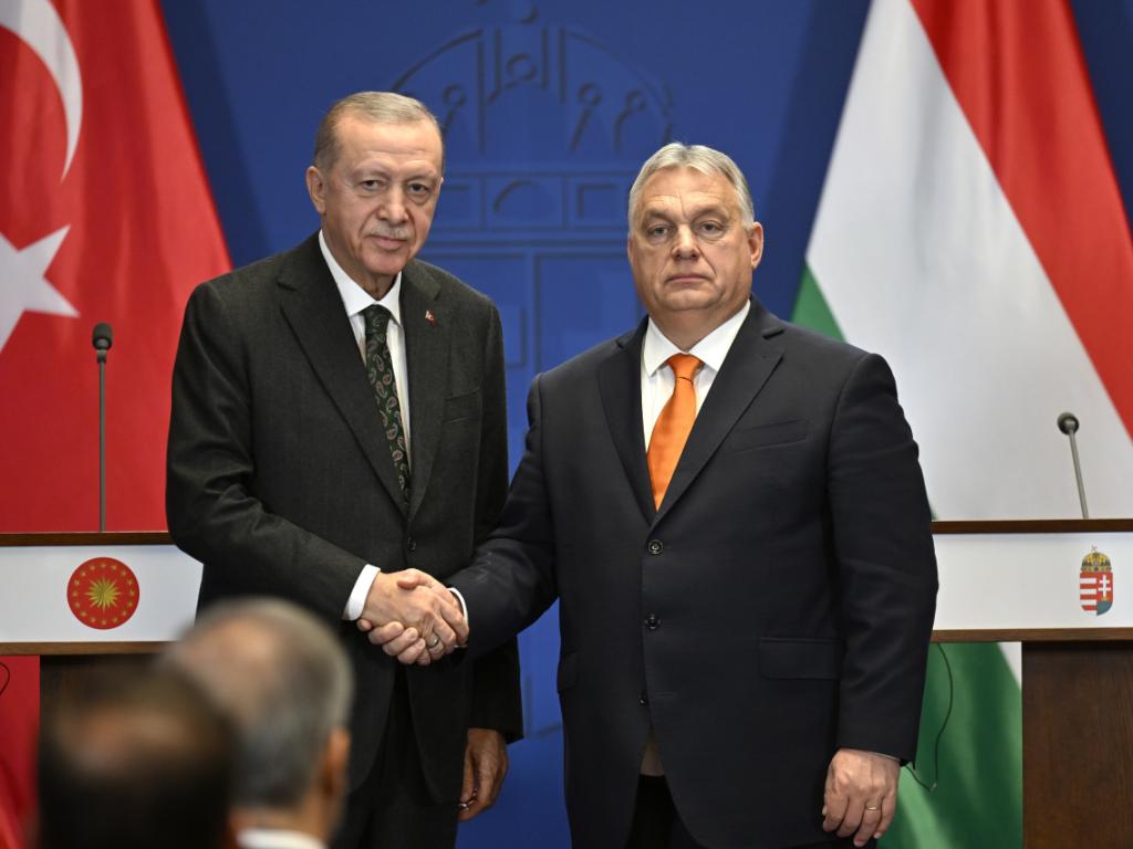 Лидерите на Унгария и Турция си размениха щедри подаръци Това