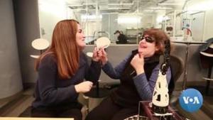 Изобретиха робот който използва жестомимичен език за да общува със