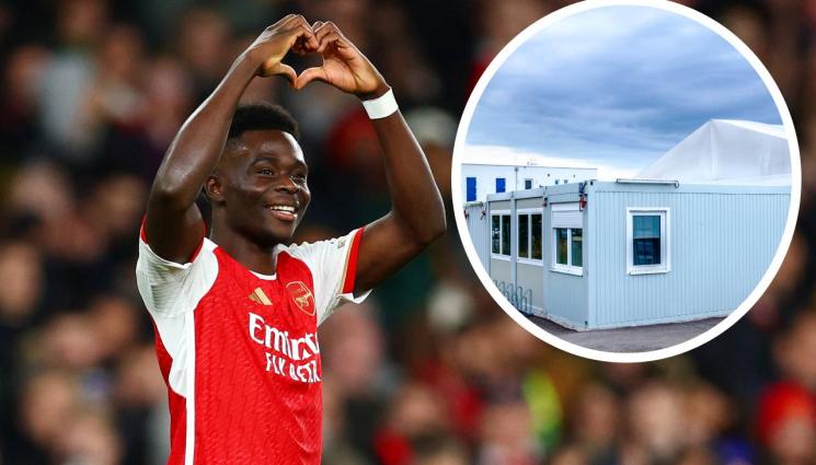 Букьйо Сака - Играч на Арсенал дари 50 къщи на пострадали