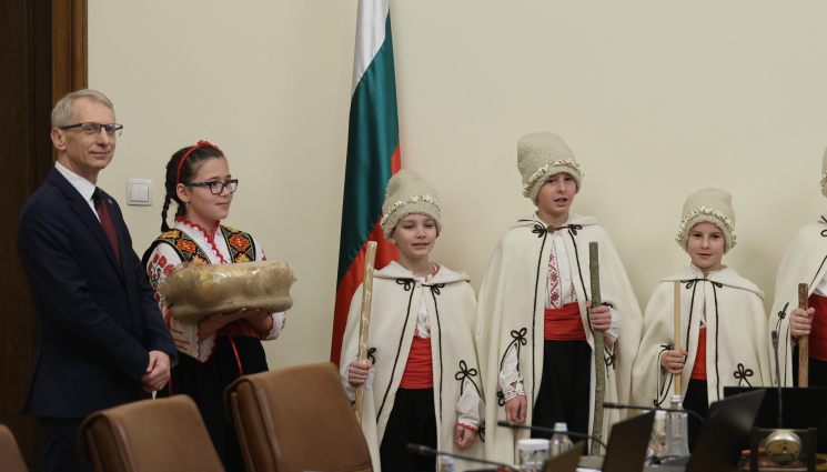 Малки коледари зарадваха министрите - КОЛЕДАРИ В МИНИСТЕРСКИЯ СЪВЕТ: Премиерът Денков отчете оптимизъм сред българите