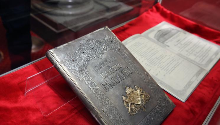 Конституция - КРАЙ НА САГАТА: Приеха окончателно промените в Конституцията!